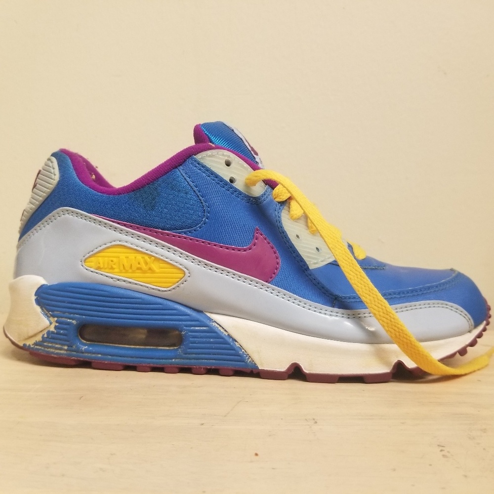 Nike Air Max Girls shoes

Size 5 blue plum